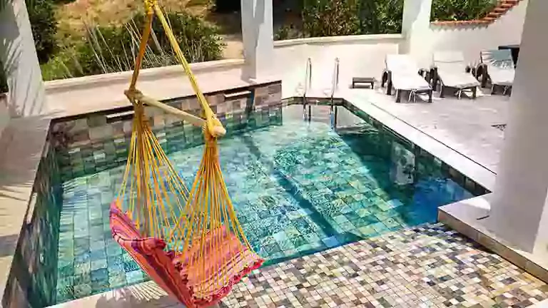 piscine de casa serenita avec chaise-hamac